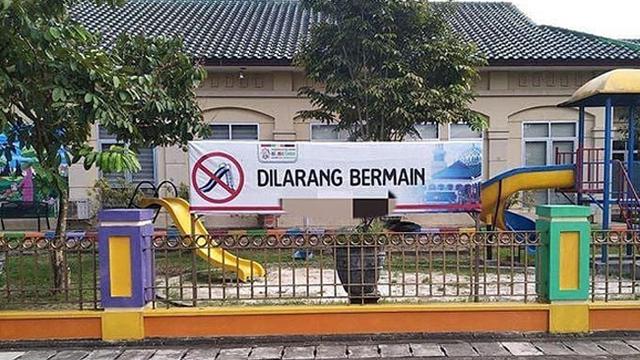 Deretan Spanduk di Taman Bermain Super Kocak, Sukses Bikin Orang Kesal