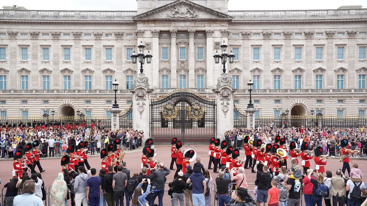 Prosesi Pergantian Penjaga Istana Buckingham