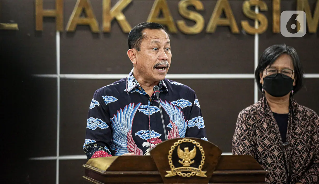 Ketua Komnas HAM Ahmad Taufan Damanik menyampaikan keterangan perkembangan pemantauan dan penyelidikan atas peristiwa baku tembak yang terjadi di rumah dinas mantan Kadiv Propram Polri di Kantor Komnas HAM, Jakarta, Senin (8/8/2022). Komnas Perempuan bakal membantu kerja Komnas HAM. (Liputan6.com/Faizal Fanani)
