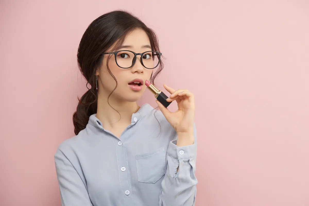 Tips Tampil Cantik dengan Lipstik Matte Seharian, Biar Nggak Repot Touch Up