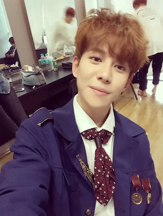 Kesukarelaan Park Kyung menyisihkan uangnya untuk membeli kado mahal untuk Zico ‘Block B’ mendapat tanggapan positif dari nettizen. Mereka sangat mengagumi persahabatan yang dijalin oleh keduanya. (Instagram/qkrrud78)