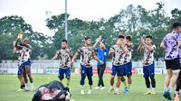 Pemain Persikota Tangerang memberikan aplaus kepada suporter yang hadir dalam latihan jelang laga kontra Persikabo 1973 di Pegadaian Liga 2 2024/2025. (Bola.com/Dok. Persikota)