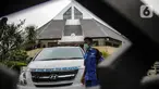 Mobil ambulans terparkir saat pelepasan jenazah Glenn Fredly di Gereja Sumber Kasih, Lebak Bulus, Jakarta, Kamis (9/4/2020). Glenn Fredly meninggal dunia pada 8 April 2020 malam di sebuah rumah sakit di Jakarta Selatan. (Liputan6.com/Faizal Fanani)