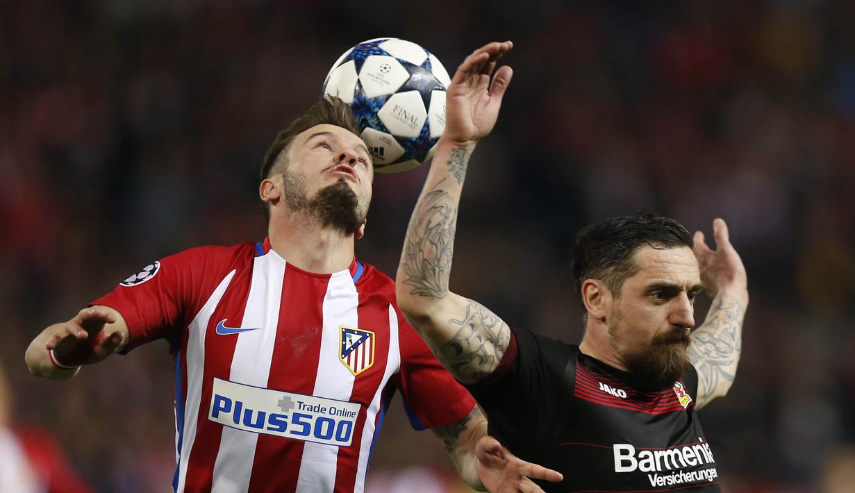 Duel pemain Atletico, Saul Niguez (kiri) dan pemain Leverkusen, Roberto Hilbert pada laga leg kedua Babak 16 Besar Liga Champions di Vicente Calderon stadium, Madrid,  Rabu (15/3/2017). Atletico lolos dengan agregat 4-2. (AP/Daniel Ochoa de Olza)