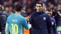 Pemain PSG, Angel Di Maria (kanan) menjabat tangan kapten Barcelona, Lionel Messi usai laga 16 besar Liga Champions  di Parc des Princes stadium, Paris, (14/2/2017). PSG menang 4-0. (AP/Francois Mori)