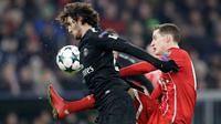 Pemain Bayern Munchen, Sebastian Rudy berebut bola dengan pemain Paris Saint-Germain, Adrien Rabiot pada matchday keenam Grup B Liga Champions di Stadion Allianz Arena, Rabu (6/12). Bayern memenangi laga atas PSG dengan skor 3-1. (AP/Matthias Schrader)