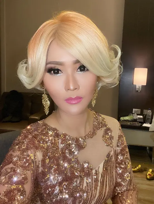 Inul memang sangat memperhatikan gaya busana dan rambutnya. Ia kerap tampil dengan warna rambut yang senada dengan baju yang dikenakan. (Liputan6.com/IG/@inul.d)