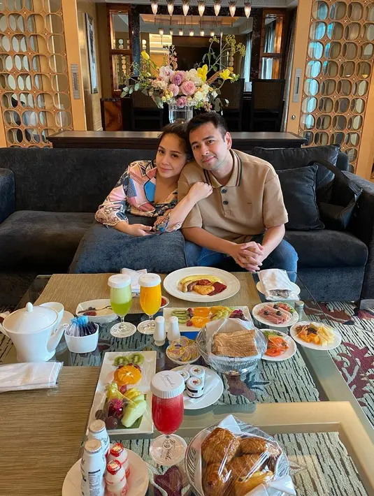 "Aku kan santai ya, terus dia ngamuk dan ngancem 'Kalau kamu nggak jawab aku minum nih kutek'. Diminum beneran, terus dia ke kamar mandi, muntah, waduh nanti ada orang mati di rumahku gimana," beber Nagita Slavina. (Instagram/raffinagita1717)