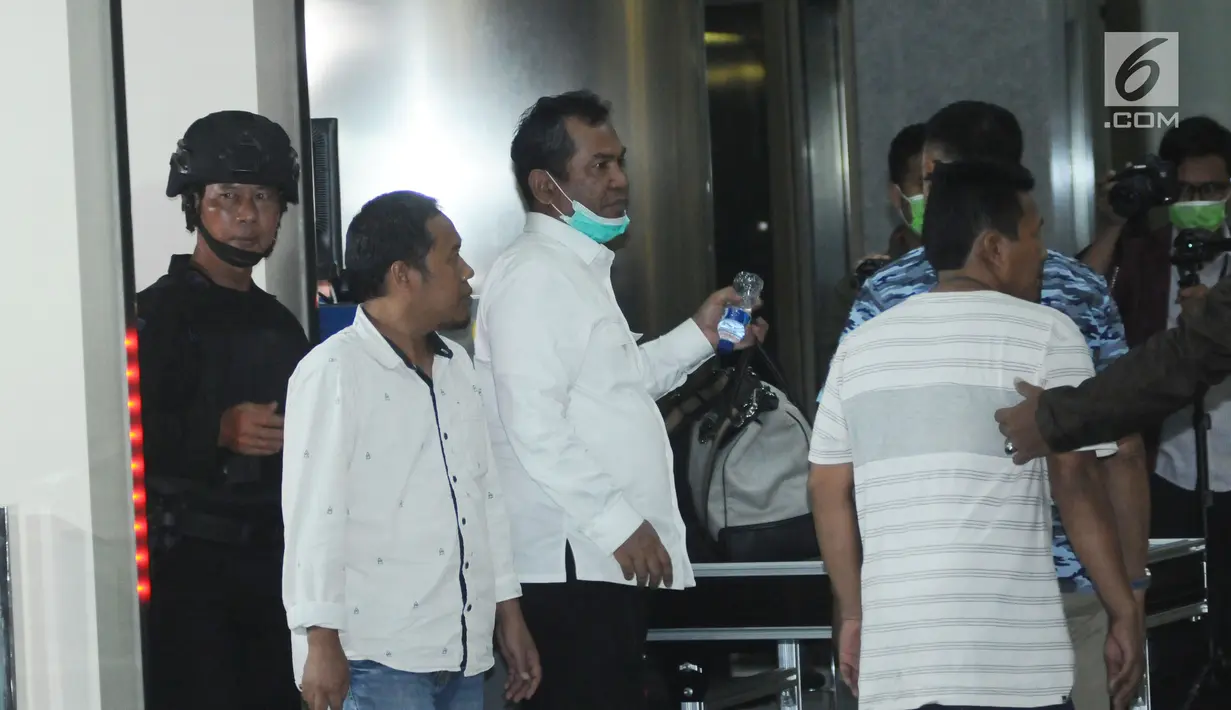 Bupati Hulu Sungai Tengah, Abdul Latif (tengah) masuk ke dalam Gedung KPK, Jakarta, Kamis (4/1). Sebanyak enam orang, termasuk Abdul Latif diamankan KPK dalam operasi tangkap tangan di Kalimantan Selatan.(Liputan6.com/Helmi Fithriansyah)
