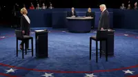 Dua capres AS, Donald Trump dan HIllary Clinton berhadapan dalam Debat Capres AS 2016 putaran kedua di Washington University, St Louis, Missouri, Minggu (9/10). (REUTERS/Jim Bourg)