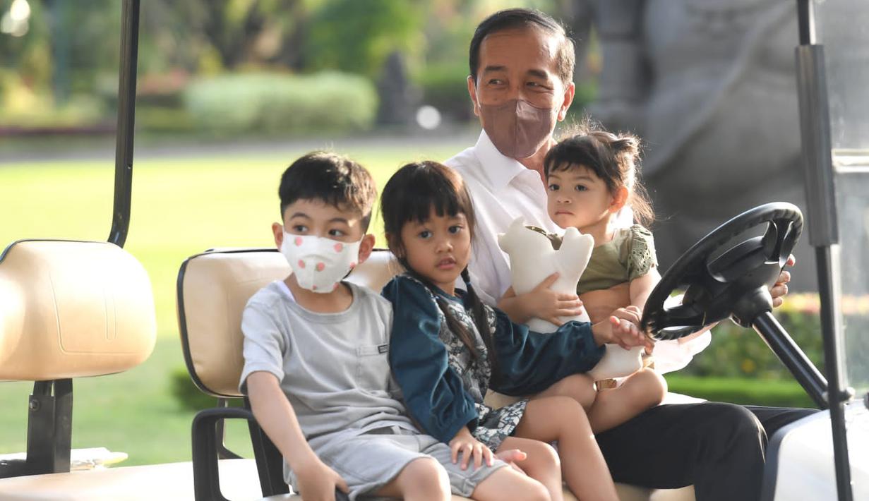 <p>Presiden Joko Widodo atau Jokowi bermain bersama cucu-cucunya saat momen libur Lebaran di halaman Istana Kepresidenan Yogyakarta pada Selasa 3 Mei 2022. Bersama dua cucunya, Jan Ethes Srinarendra dan Sedah Mirah Nasution, Presiden mengemudikan mobil golf dan berhenti di depan gerbang utama Istana Yogyakarta. (Foto: Lukas - Biro Pers Sekretariat Presiden)</p>
