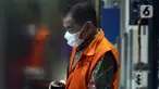 Bupati nonaktif Banjarnegara Budhi Sarwono berjalan ke mobil tahanan usai pemeriksaan lanjutan di Gedung Merah Putih KPK, Jakarta, Jumat (1/10/2021). Budhi merupakan tersangka dugaan korupsi pengadaan barang dan jasa di lingkungan Pemkab Banjarnegara TA 2017-2018. (Liputan6.com/Helmi Fithriansyah)