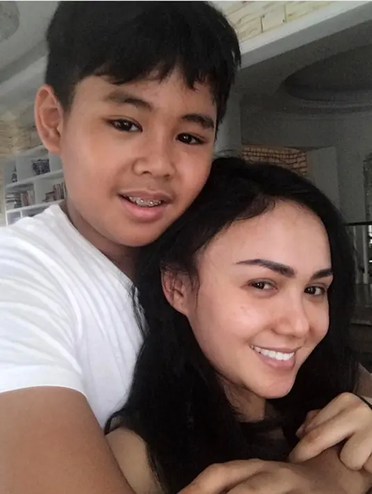 "Pelukannya selalu menenangkan," tulis Yuni Shara sebagai keterangan dalam foto yang dipeluk buah hatinya Cello, dari pernikahannya dengan Henry Siahaan dari belakang. (Instagram/yunishara36)