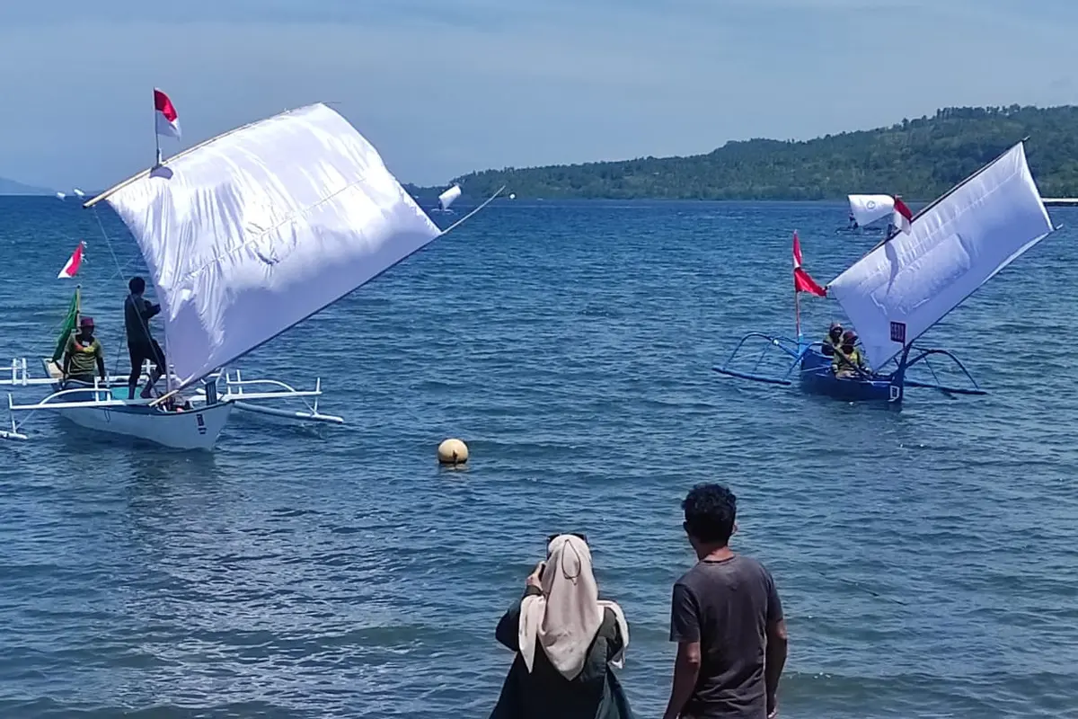Lomba perahu layar tradisional yang digelar oleh Kemendikbudristek di Manado, Minggu (24/9/2023).
