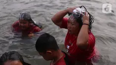Warga melakukan keramas bersama di bantaran sungai Cisadane di kawasan Babakan, Kota Tangerang, Jumat (1/4/2022). Keramas bersama merupakan tradisi warga yang berada dikawasan tersebur sebagai simbol membersihkan diri untuk menyambut bulan Ramadhan. (Liputan6.com/Angga Yuniar)