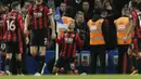 Pemain Bournemouth, Junior Stanislas (tengah) saat merayakan golnya ke gawang Chelsea pada lanjutan Premier League di Stamford Bridge, London, (31/1/2018). Chelsea kalah 0-3. (AP/Tim Ireland)