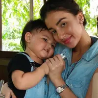 Ia mengaku bukan ingin mencari sensasi, tapi lewat tulisan panjang itu, perempuan 26 tahun itu hanya ingin menyampaikan pesan pada ibu psikolog yang ada di foto bersama anaknya tersebut. (Instagram/tsaniamarwa54)