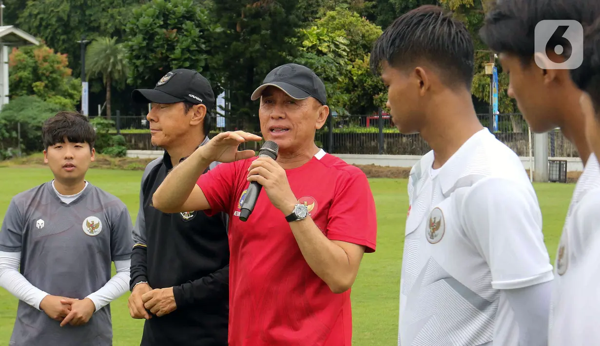 Ketua Umum PSSI Mochamad Iriawan (ketiga kiri) berbicara kepada pelatih Shin Tae-yong dan pemain Timnas Indonesia U-20 usai latihan untuk Piala Asia U-20 2023 di Lapangan A, Kompleks Stadion Utama Gelora Bung Karno (SUGBK), Jakarta, Rabu (15/02/2023). Mochamad Iriawan berpamitan dengan pemain Timnas Indonesia U-20 dan pelatih Shin Tae-yong. (Liputan6.com/Herman Zakharia)
