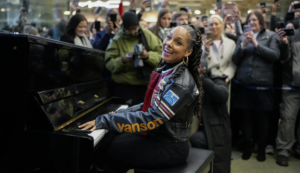 Penyanyi  42 tahun ini memainkan piano Yamaha hitam, yang disumbangkan ke St Pancras oleh ikon Inggris, Sir Elton John, setelah dia tampil di stasiun tersebut pada tahun 2016. (Scott Garfitt/Invision/AP)