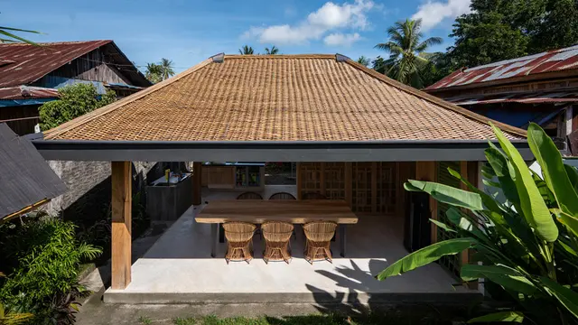 Teras Belakang Rumah Tropis Menyatu dengan Ruang Makan Terbuka 2025