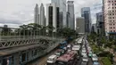 Kendaraan terjebak macet satu arah di Jalan Sudirman - MH Thamrin ketika berlangsungnya aksi peringatan Hari Buruh 2019 di kawasan Bundaran HI, Jakarta, Rabu (1/5/2019). Kemacetan lalulintas ini diakibatkan aksi buruh yang bergerak menuju Istana Negara. (Liputan6.com/Johan Tallo)