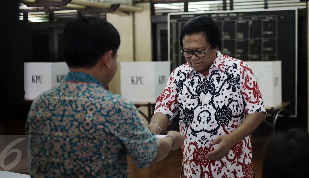 Oesman Sapta Odang megambil surat suara saat akan menyoblos dalam Pilkada Putaran kedua di TPS 03 Denpasar, Kuningan Timur, Jakarta, Rabu (19/4). Oso berpesan Timses Paslon agar menjaga ketertiban dan tidak membuat kegaduhan (Liputan6.com/Johan Tallo)