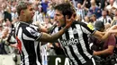 Selebrasi gelandang Newcastle United, Sandro Tonali (kanan) setelah mencetak gol ke gawang Aston Villa pada laga pekan pertama Liga Inggris 2023/2024 di St. James' Park, Newcastle (12/8/2023). Sandro Tonali didatangkan Newcastle United dari AC Milan dengan nilai transfer 64 juta euro atau setara Rp1,07 triliun. Ia dikontrak selama 5 tahun hingga 30 Juni 2028. (PA via AP Photo/Owen Humphreys)