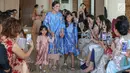 Tyna Kanna Mirdad mengenakan busana hasil rancangannya bersama Cynthia Vicario saat acara fashion show bertajuk Flora di Menteng, Jakarta, Kamis (9/5/2019). Fashion show bertajuk FLORA menampilkan 20 busana model couture dan ready to wear. (Liputan6.com/Fery Pradolo)