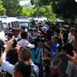 Sebanyak 12 ambulans yang mengangkut sembilan peti mati terlihat memasuki  Pulau Nusakambangan, Cilacap, Jateng, Selasa, (28/4/2015). Mobil ambulans disiapkan terkait eksekusi terhadap sembilan terpidana mati kasus narkoba. (Liputan6.com/Yoppy Renato)