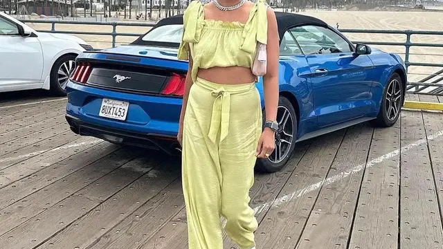 Kimmy Jayanti menggunakan pakaian tanpa lengan