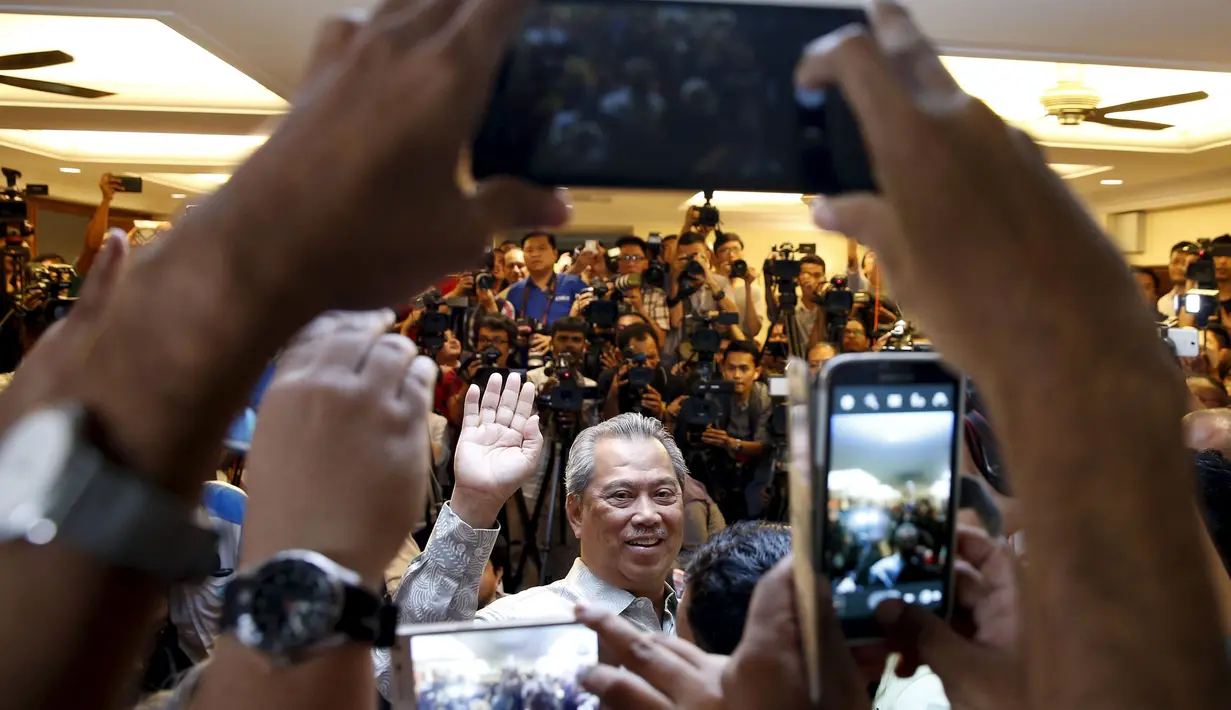 Mantan Wakil PM, Muhyiddin Yassin berbicara dengan awak media di Kuala Lumpur , Malaysia, Rabu (29/7/2015). Perdana Menteri Malaysia Najib Razak memecat wakilnya, Muhyiddin Yassin dalam perombakan kabinet pada 28 Juli 2015. (REUTERS/Olivia Harris)