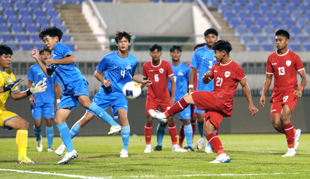 Pemain Timnas Indonesia U-17, Fandi Ahmad Muzaki berusaha mencetak gol ke gawang Kepulauan Mariana Utara pada laga Grup G Kualifikasi Piala Asia U-17 yang berlangsung di Abdullah Alkhalifa Alsabah Stadium, Mishref, Kuwait, Jumat (25/10/2024) WIB. (Dok. PSSI)