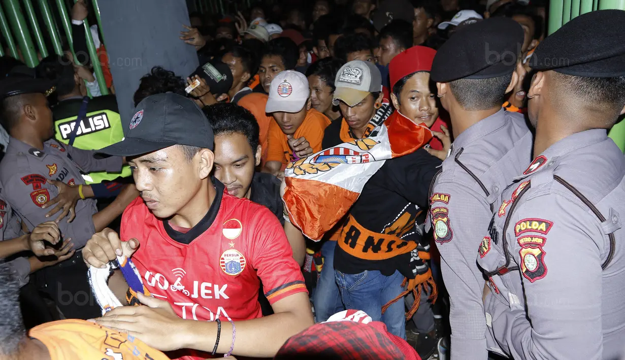 Para Jakmania berusaha masuk stadion Patriot, Bekasi, Minggu (12/11/2017). Pertandingan terakhir Persija di Liga 1 2017 ini membuat antusias Jakmania semakin tinggi untuk datang menyaksikan laga. (Bola.com/ M Iqbal Ichsan)