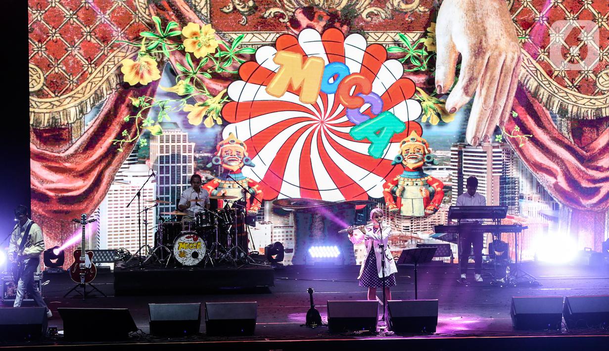 Grup band Mocca tampil pada hari kedua We The Fest 2023 di GBK Sports Complex, Senayan, Jakarta, Sabtu (22/7/2023). Mocca menghibur para penggemar pada hari kedua We The Fest 2023. (Liputan6.com/Johan Tallo)