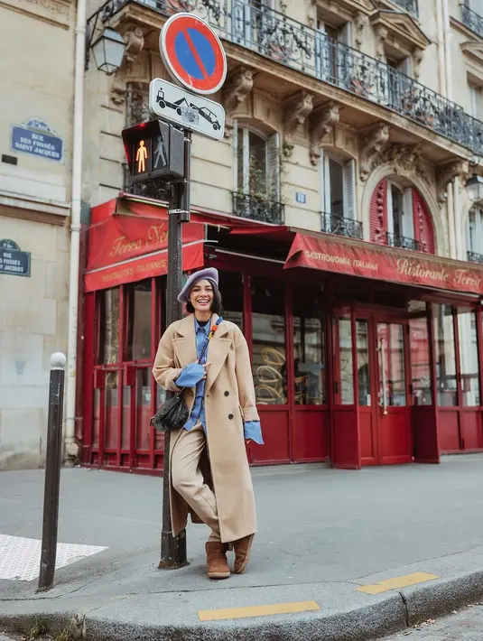 Berlibur ke Paris, Andien tampil maksimal bergaya ala Parisian Chic.