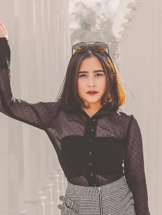 Tampil dengan rambut yang dipotong sebahu dengan ujung yang dibuat bergelombang membuat penampilan cewek yang berusia 22 tahun ini semakin memesona. Dalam caption instagramnya, ia menyebutkan bahwa ini merupakan gaya rambut favoritnya.(Liputan6.com/IG/@prillylatuconsina96)