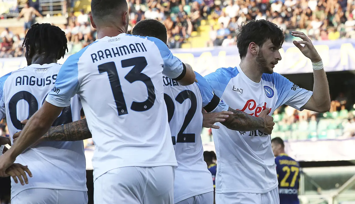 Khvicha Kvaratskhelia didatangkan oleh Napoli dari klub Georgia, Dinamo Batumi untuk menggantikan peran Lorenzo Insigne dan Dries Mertens. Dipercaya sebagai starter, pemain 21 tahun tersebut mampu menunjukkan permainan apiknya. Ia bahkan sukses mencetak satu gol dan satu assist saat Il Partinopei menang telak 5-2 atas Hellas Verona. (LaPresse via AP/Paola Garbuio)