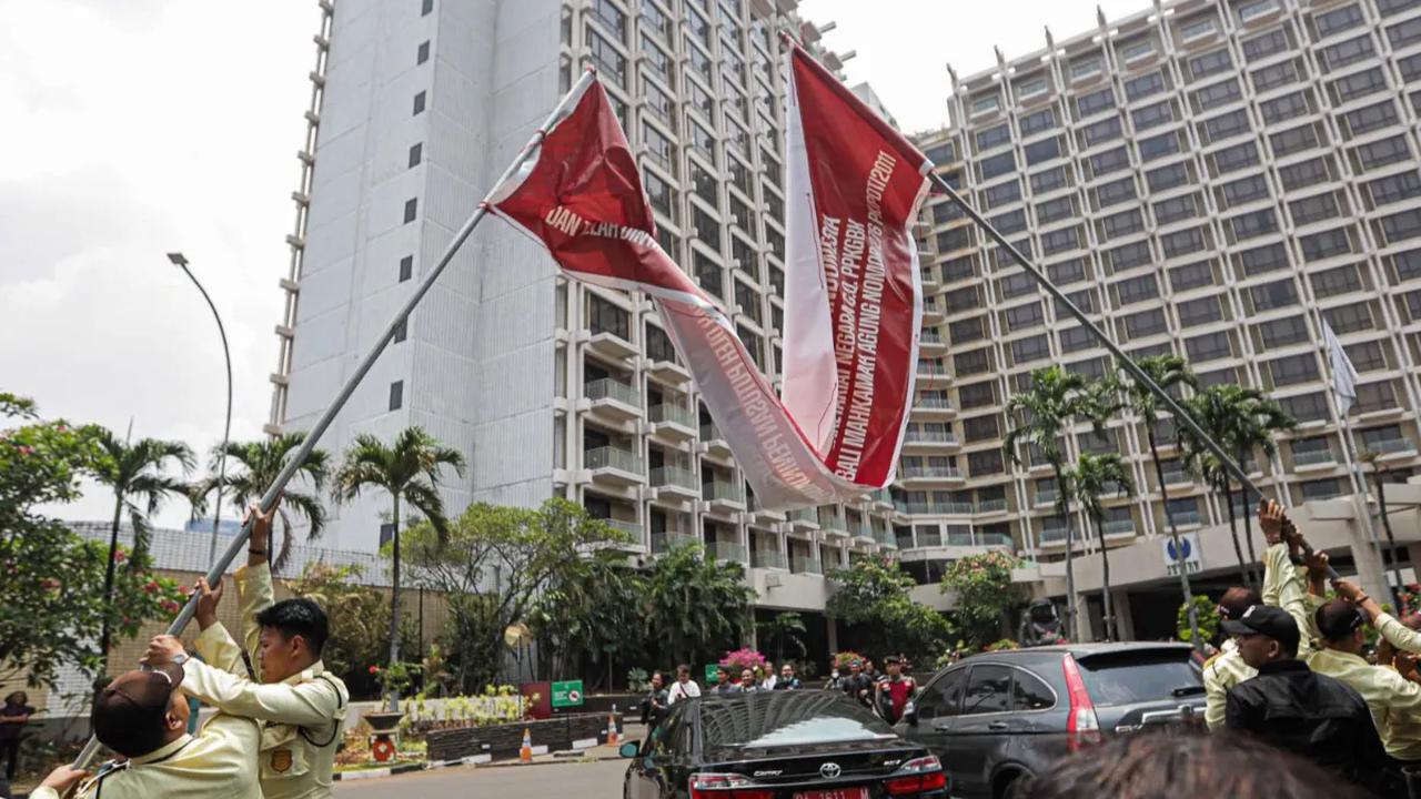 Jakarta Pusat Pengelolaan Kompleks Gelora Bung Karno (PPKGBK) melakukan pemasangan spanduk di area Blok 15 Kawasan GBK, untuk mengultimatum PT Indobuildco bahwa lahan di Hotel Sultan milik negara.