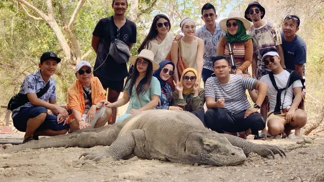 Sudah Diterima Jadi Bagian Keluarga, Ini 6 Potret Kedekatan Pacar Syifa dan Keluarga Ayu Ting Ting