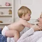 Mau bayi kamu lebih lincah? Coba deh terapkan metode Kinesthetic Infant Handling. (Ilustrasi: growingyourbaby.com)