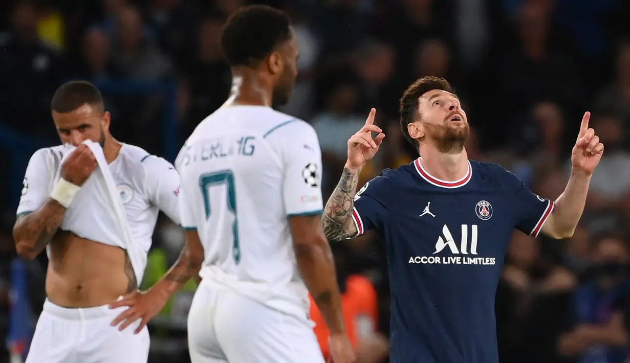 Manchester City justru kebobolan gol kedua saat gencar menyerang. Pada menit ke-74 Lionel Messi mencetak gol perdananya bersama PSG usai tembakannya dari depan kotak penalti gagal diantisipasi Ederson. PSG unggul 2-0. (AFP/Franck Fife)