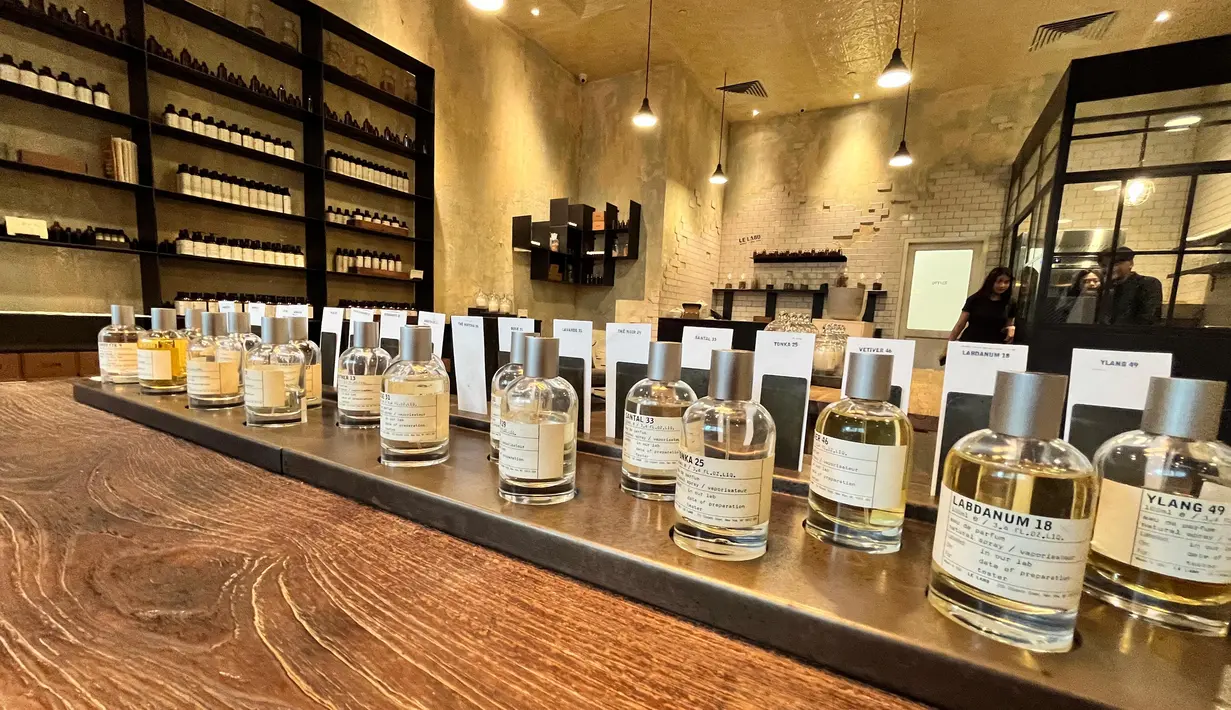 Siapa yang tak kenal dengan Le Labo? Brand produk kecantikan yang didirikan di Perancis pada tahun 2006 oleh Eddie Roschi dan Fabrice Penot ini kian tenar. Memikat banyak peminat dengan segmentasi pasar yang unik, membuat para pemburunya harus berlomba-lomba memesan di berbagai jastip beberapa tahun belakangan ini. [ Foto: Fimela.com]