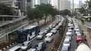 Kendaraan terjebak kemacetan di Jalan HR Rasuna Said, Jakarta, Rabu (6/9). Untuk mengatasi kemacetan, pemerintah mewacanakan pembatasan kendaraan mobil berdasarkan kapasitas mesin (CC kendaraan). (Liputan6.com/Immanuel Antonius)