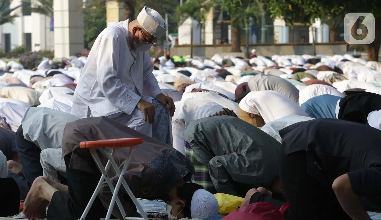 Umat muslim saat melaksanakan shalat Idul Fitri 1442 H di Lapangan Masjid Agung Al Azhar, Jakarta, Kamis (13/5/2021). Ribuan umat muslim melaksanakan shalat Idul Fitri 1442 H di Lapangan Masjid Agung Al Azhar dengan menerapkan protokol kesehatan ketat. (Liputan6..com/Helmi Fithriansyah)