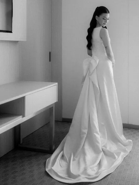 Aksen pita di bagian belakang menambah impresi manis pada penampilan eks member girl group Elovii itu.