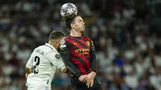Gelandang Manchester City, Jack Grealish berebut bola udara dengan bek Real Madrid, Dani Carvajal selama pertandingan leg pertama semifinal Liga Champions di stadion Santiago Bernabeu di Madrid, Spanyol, Selasa, 9 Mei 2023. (AP Photo/Jose Breton)