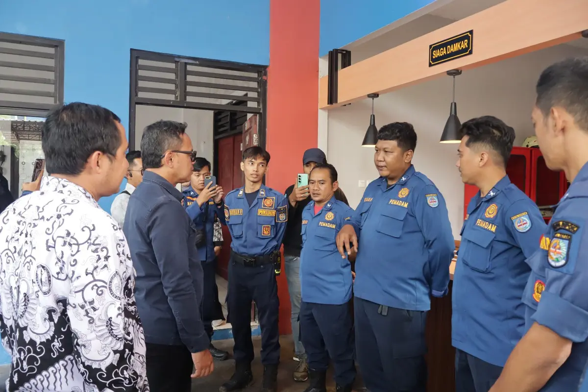 Wakil Menteri Dalam Negeri, Bima Arya Sugiarto didampingi Wakil Wali Kota Depok, Chandra Rahmansyah saat berkomunikasi dengan anggota DPKP Kota Depok (Liputan6.com/Dicky Agung Prihanto)