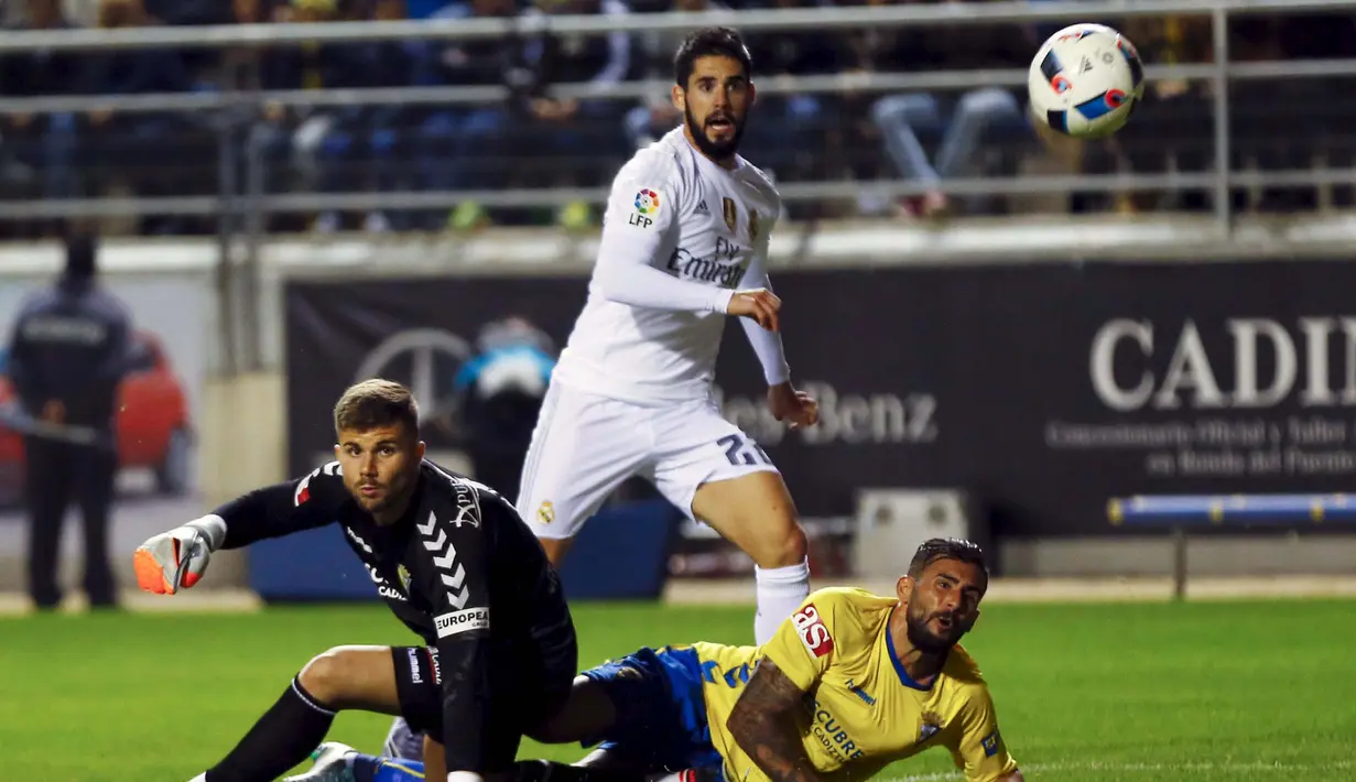 Pemain Real Madrid, Isco (top) mencetak gol ke gawang Cadiz pada laga Copa del Rey (King's Cup) di Stadion Ramon de Carranza, Cadiz, Kamis (3/12/2015) dini hari WIB. (REUTERS/Marcelo del Pozo ) 