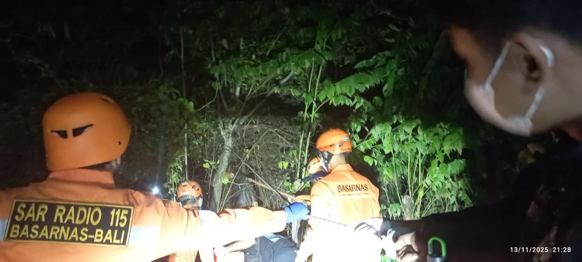 Seorang Pria Ditemukan Tewas Membusuk dan Tergantung di Pohon, Lehernya Nyaris Terlepas dari Badan