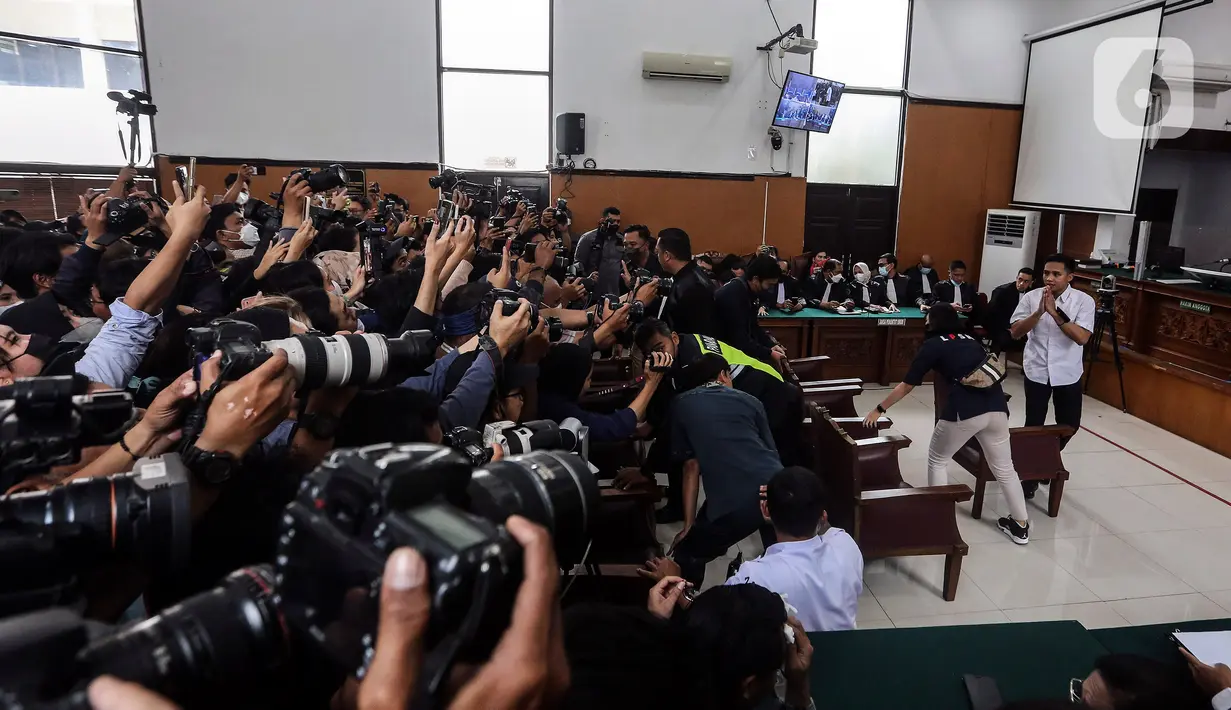 Suasana sidang kasus pembunuhan Brigadir Yosua Hutabarat dengan terdakwa Richard Eliezer Pudihang Lumiu di Pengadilan Negeri Jakarta Selatan, Rabu (15/2/2023). Jaksa meyakini Eliezer melakukan tindak pidana secara bersama-sama merampas nyawa Yosua. (Liputan6.com/Johan Tallo)